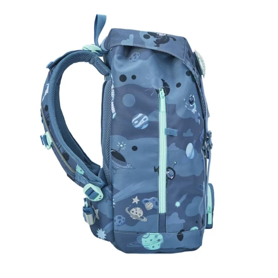 A könnyű Retro Astronaut Blue iskolatáska tökéletesen illeszkedik egy kis diák hátára.