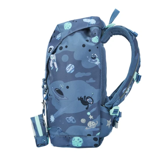 A könnyű Retro Astronaut Blue iskolatáska tökéletesen illeszkedik egy kis diák hátára.