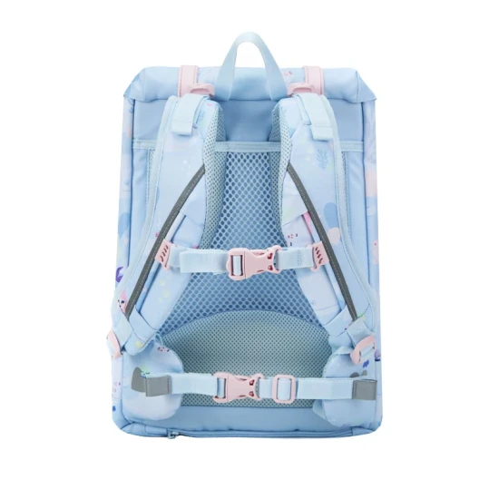 A könnyű Retro Mermaid iskolatáska tökéletesen illeszkedik egy kis diák hátára.