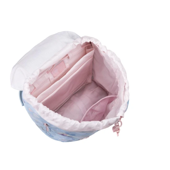 A könnyű Retro Mermaid iskolatáska tökéletesen illeszkedik egy kis diák hátára.