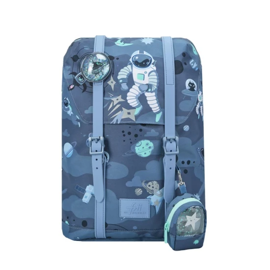 A könnyű Retro Astronaut Blue iskolatáska tökéletesen illeszkedik egy kis diák hátára.