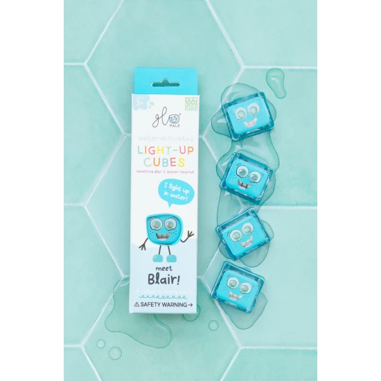 Glo Pals Sensory Glowing Cubes Blair izzó fürdőkockák gyerekeknek, amelyek világítanak a vízben.