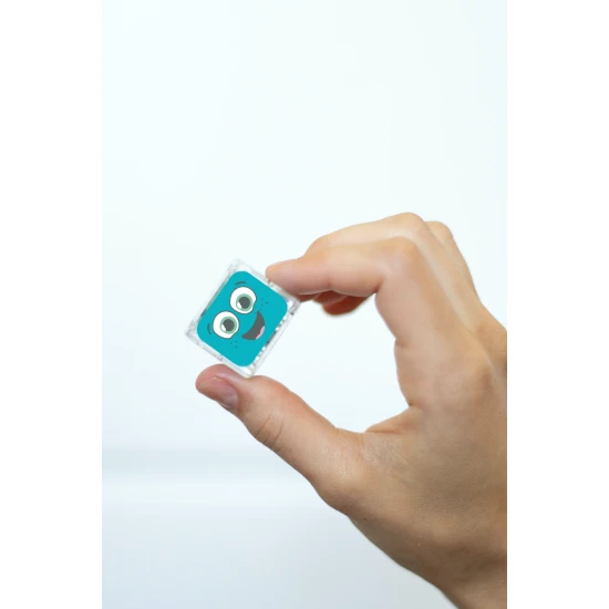 Glo Pals Sensory Glowing Cubes Blair izzó fürdőkockák gyerekeknek, amelyek világítanak a vízben.