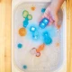 Glo Pals Sensory világító kockák Süti világító fürdőkockák gyerekeknek, vízben megvilágítva.