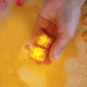 Glo Pals Sensory Glowing Cubes Daniel Tiger Glowing Fürdőkockák gyerekeknek, amelyek világítanak a vízben.