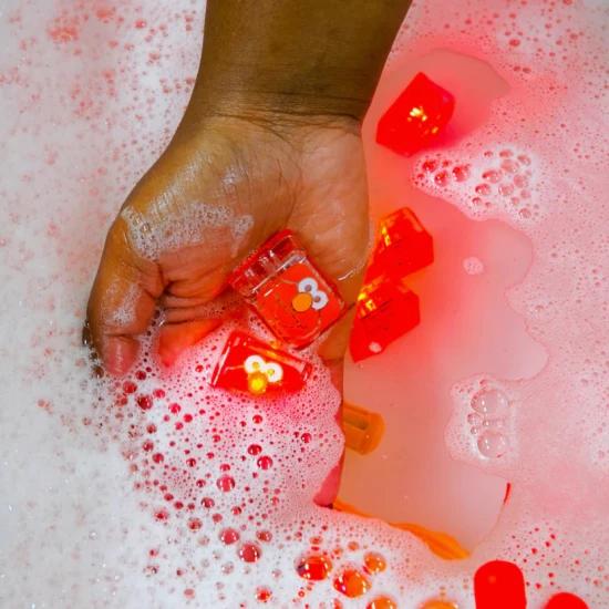 Glo Pals Sensory világító kockák Elmo világító fürdőkockák gyerekeknek, vízben megvilágítva.