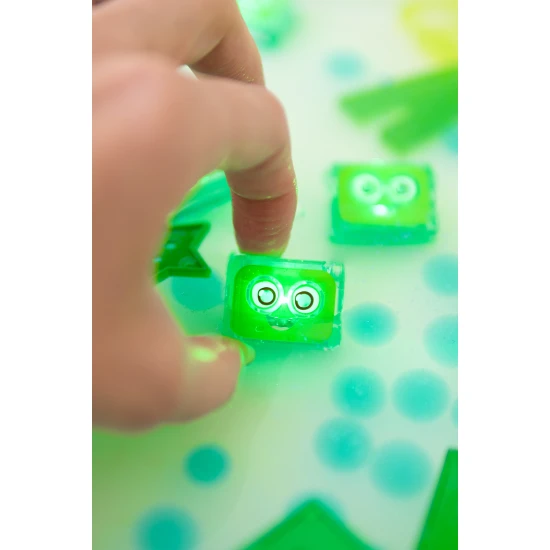 Glo Pals Sensory világító kockák Pippa világító fürdőkockák gyerekeknek, vízben megvilágítva.