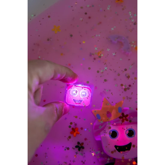 Glo Pals Sensory világító kockák Princess világító fürdőkockák gyerekeknek, vízben megvilágítva.