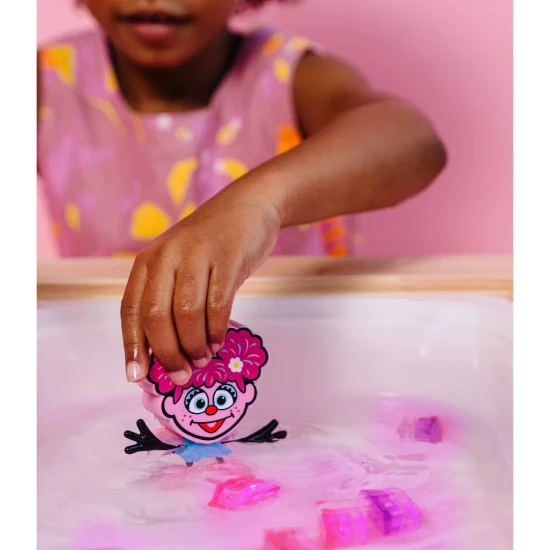 Glo Pals Set Abby figura és 2 szenzoros vizesblokk - világító fürdőjáték gyerekeknek.