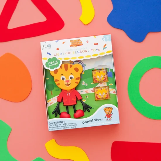 Glo Pals Set Daniel Tiger figura és 2 szenzoros vizesblokk - világító fürdőjáték gyerekeknek.