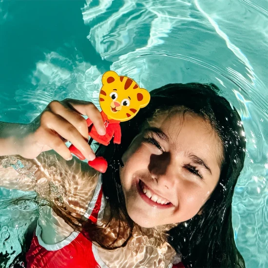 Glo Pals Set Daniel Tiger figura és 2 szenzoros vizesblokk - világító fürdőjáték gyerekeknek.