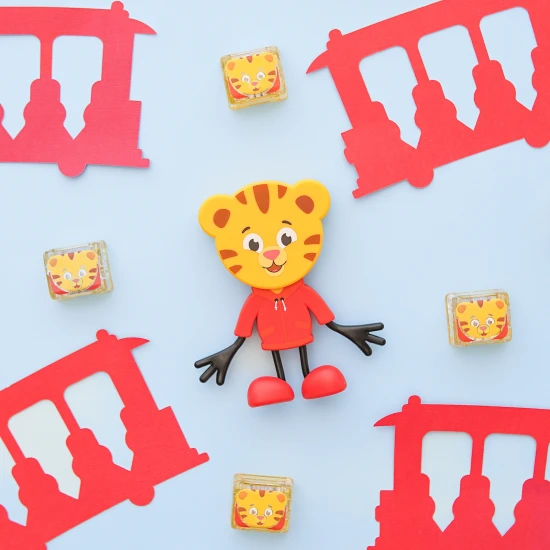 Glo Pals Set Daniel Tiger figura és 2 szenzoros vizesblokk - világító fürdőjáték gyerekeknek.