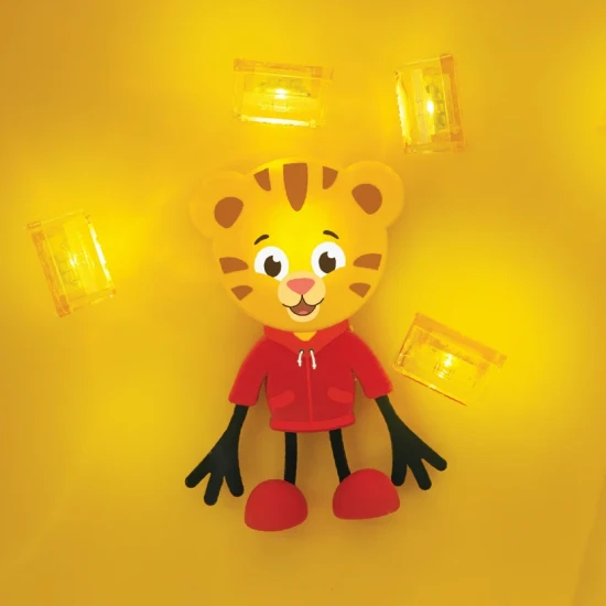 Glo Pals Set Daniel Tiger figura és 2 szenzoros vizesblokk - világító fürdőjáték gyerekeknek.