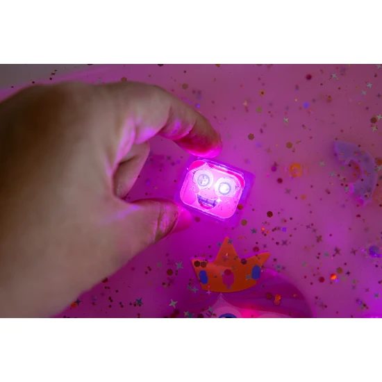 Glo Pals Set Princess figura és 2 szenzoros vízkocka - világító fürdőjáték gyerekeknek.