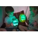 Glo Pals Lucky Charm szenzoros palack: világító játék gyerekeknek zöld dizájnnal.