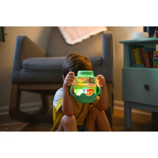 Glo Pals Lucky Charm szenzoros palack: világító játék gyerekeknek zöld dizájnnal.