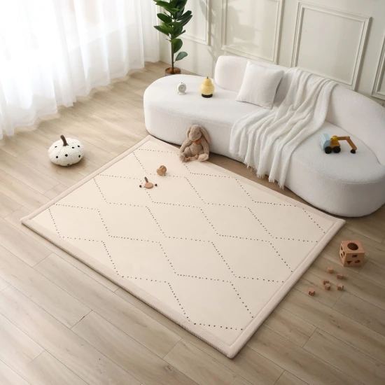 Chevron gyerekszőnyeg a biztonságos és kényelmes játékhoz.