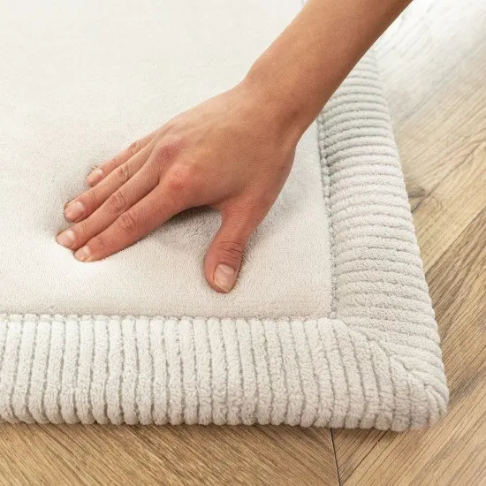 Szürke színű gyerekszőnyeg a biztonságos és kényelmes játékért.