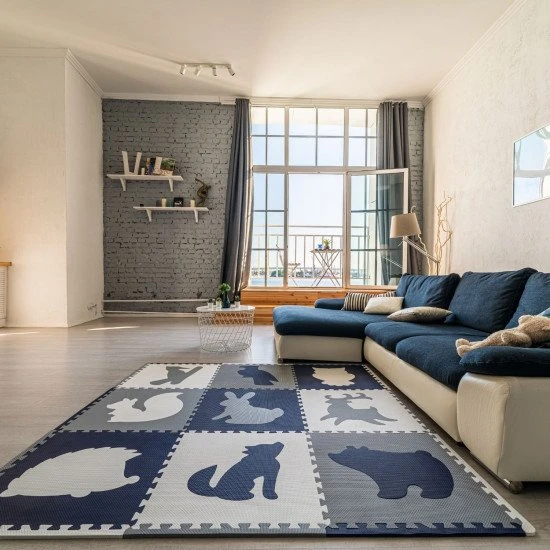 Játékos és kényelmes kirakószőnyeg játékhoz és mászáshoz.