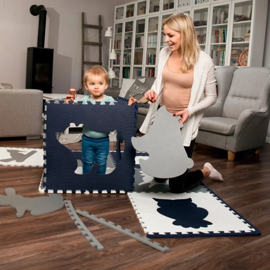 Játékos és kényelmes kirakószőnyeg játékhoz és mászáshoz.
