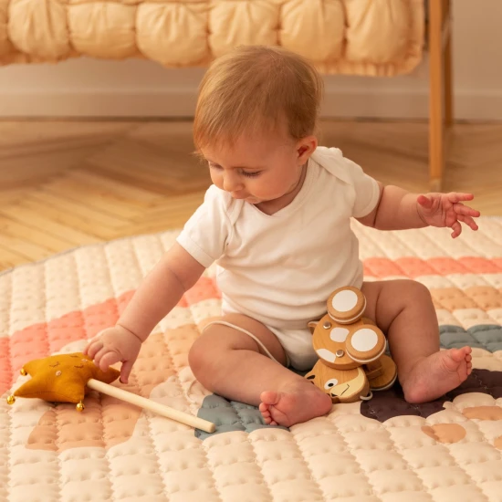 Stílusos és praktikus szőnyeg otthoni és szabadtéri játékhoz.