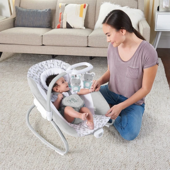 Raylan nagy hinta vibráló pihenőüléssel és zenével USB 2az1-ben 0h+ 9 kg-ig Raylan nagy hinta vibráló pihenőüléssel és zenével USB 2az1-ben 0h+ 9 kg-ig Ingenuity 11791-1