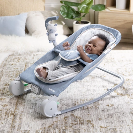 Happy Belly™ Rock-to-Bounce Chambray vibráló, zenélő masszázsülés 0h+ 9 kg-ig Ingenuity 16854-2
