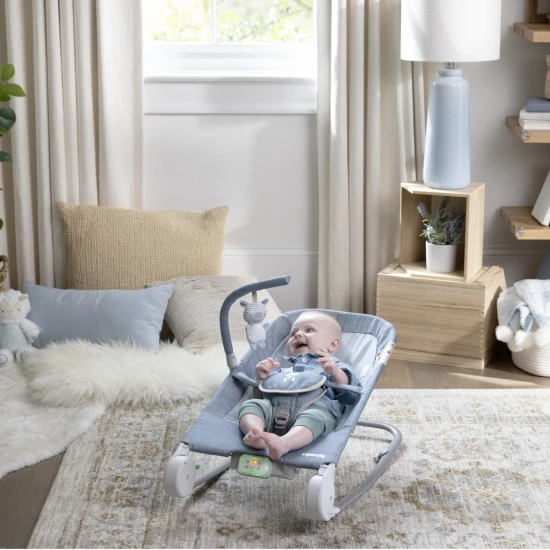 Happy Belly™ Rock-to-Bounce Chambray vibráló, zenélő masszázsülés 0h+ 9 kg-ig Ingenuity 16854-2