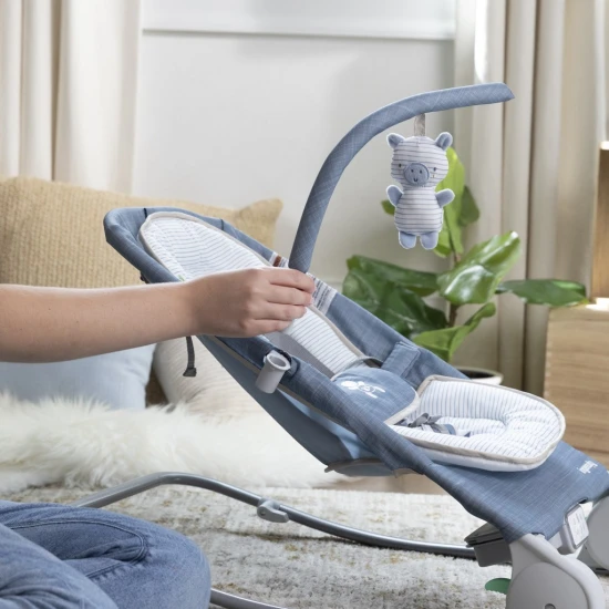 Happy Belly™ Rock-to-Bounce Chambray vibráló, zenélő masszázsülés 0h+ 9 kg-ig Ingenuity 16854-2