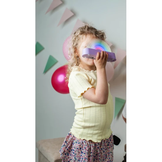 A lila színben táncoló szivárványlámpa a zene ritmusára változtatja a színeket.