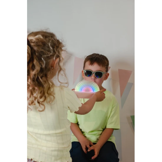 A lila színben táncoló szivárványlámpa a zene ritmusára változtatja a színeket.