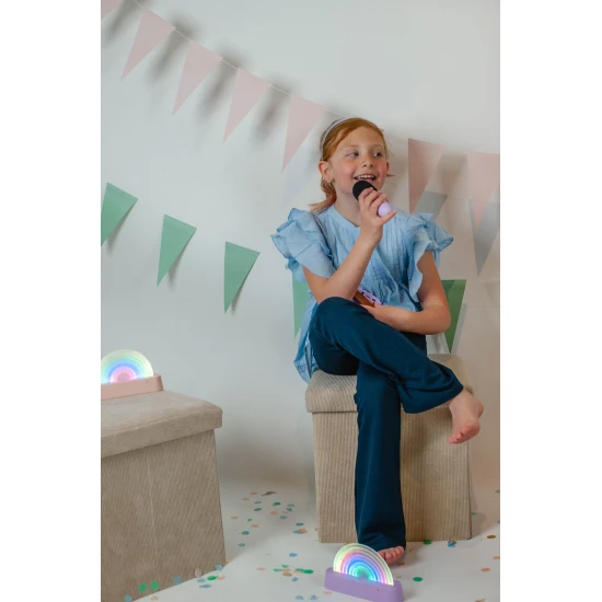 A lila színben táncoló szivárványlámpa a zene ritmusára változtatja a színeket.