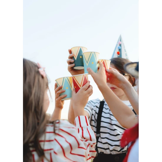 Szemüveg, amely minden bulit felvidít. A rózsaszín papírpoharakat arany pöttyök díszítik.