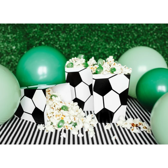 Kis uzsonnás dobozok futballlabdákkal.