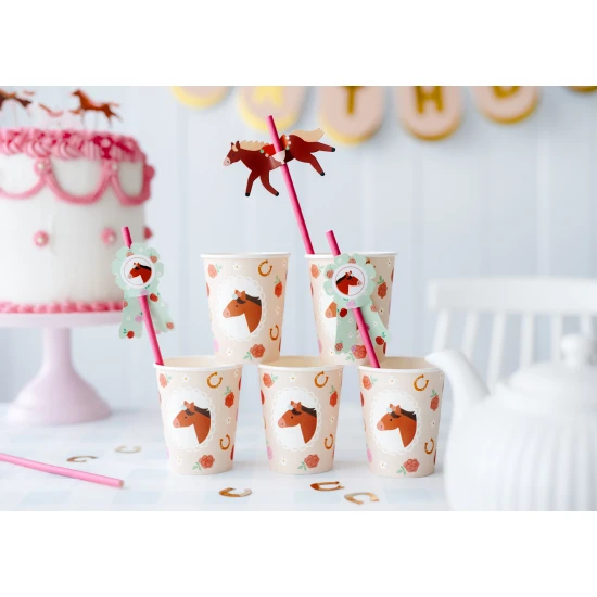 A lómotívumú papírpoharak alkalmasak egy ünnepre.