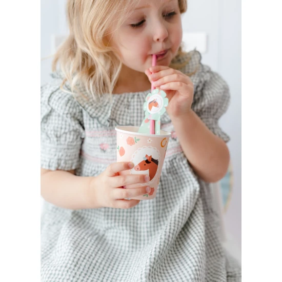 A lómotívumú papírpoharak alkalmasak egy ünnepre.