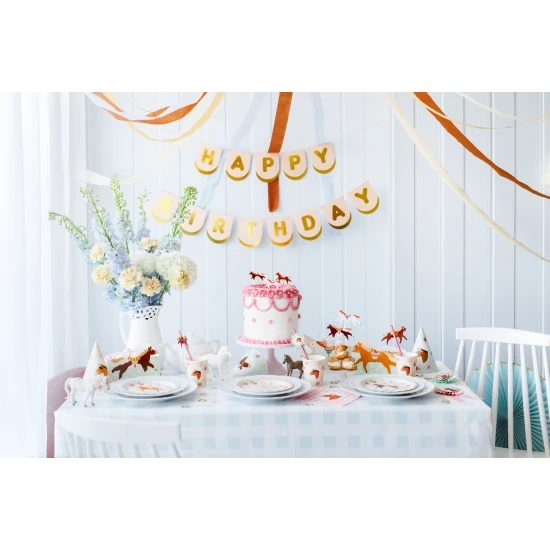 Papírtányérok lómotívummal gyerekbulihoz.