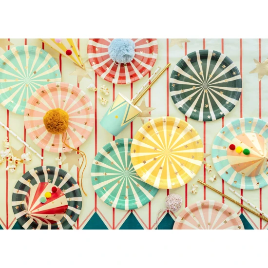 A cirkuszi motívumú papírtányérok minden bulit felpezsdítenek.