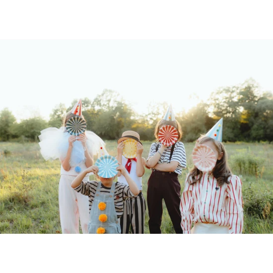 A cirkuszi motívumú papírtányérok minden bulit felpezsdítenek.