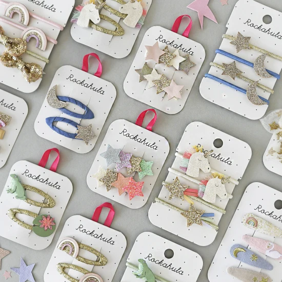 Szépítse frizuráját ezzel a gyönyörű szivárványos egyszarvú hajgumival.