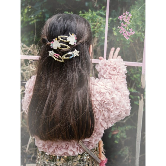 Klipek szivárvány unikornisok motívumával. 