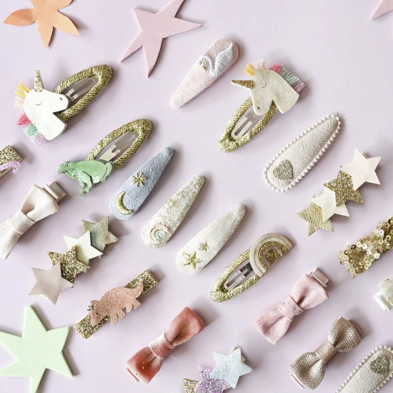 Klipek szivárvány unikornisok motívumával. 