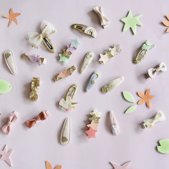 Klipek szivárvány unikornisok motívumával. 