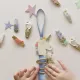 A Rainbow Unicorn gémkapocs-akasztó tökéletes módja annak, hogy az összes gemkapcsot és gumiszalagot egy helyen tartsd.