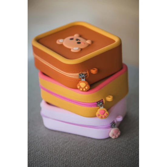 Szilikon táska a fényképezőgép biztonságos hordozásához.