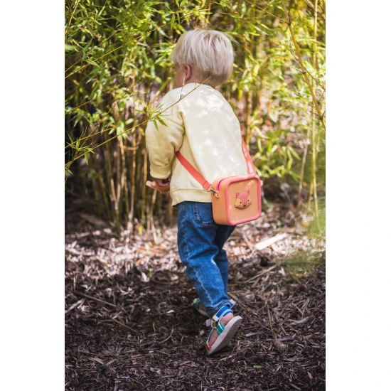 Szilikon táska a fényképezőgép biztonságos hordozásához.