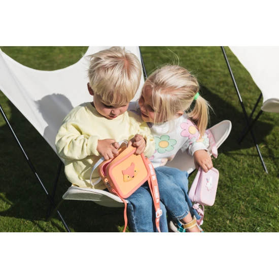 Szilikon táska a fényképezőgép biztonságos hordozásához.