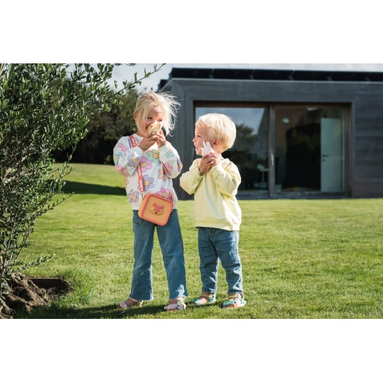 Szilikon táska a fényképezőgép biztonságos hordozásához.