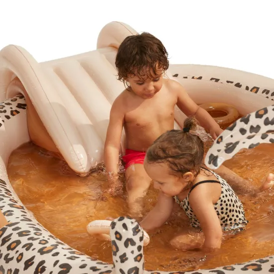 Felfújható medence csúszdával Swim Essentials bézs leopárd mintás 210 × 150 cm locsolóval