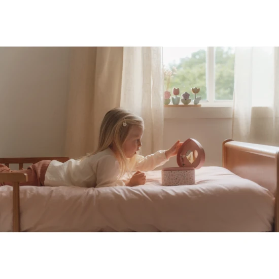 LITTLE DUTCH Tündérkert zenélő ékszerdoboz Gyönyörű Tündérkert zenélő ékszerdoboz kislányoknak, tükörrel és zenélő dobozzal.
